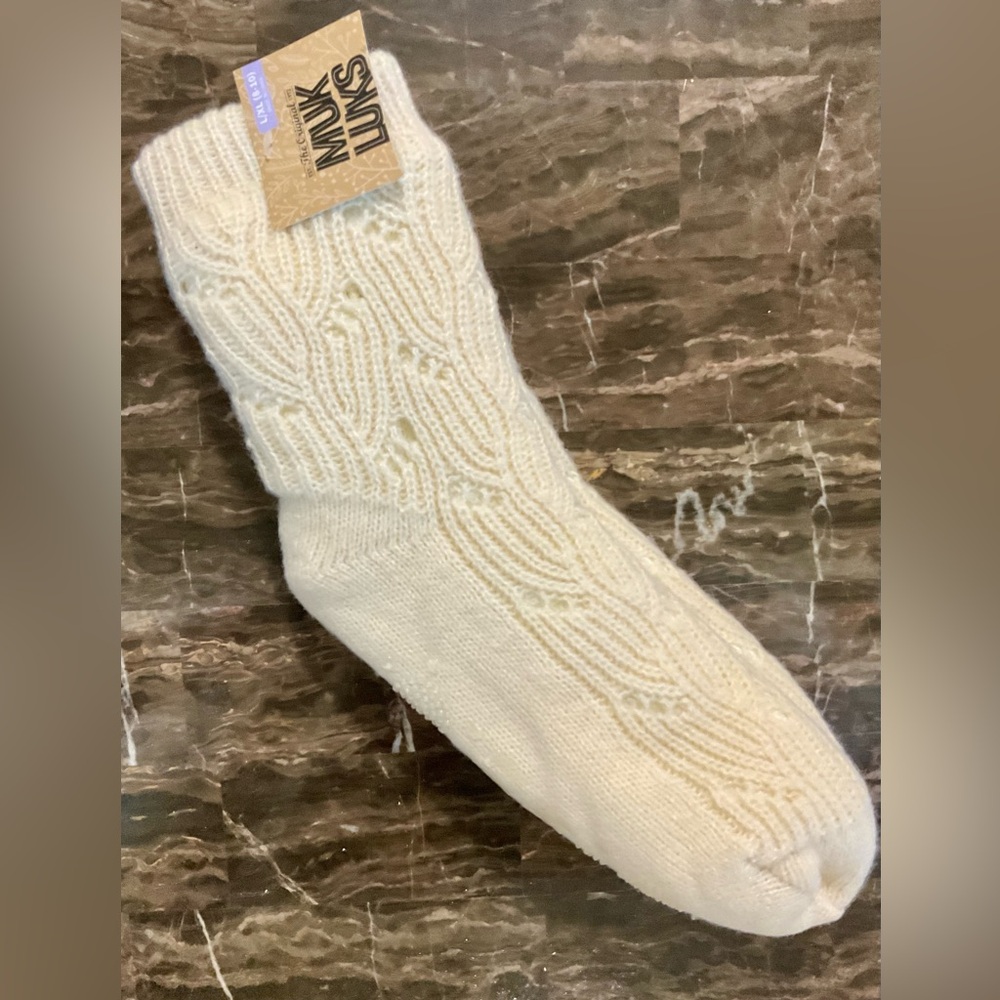 Muk Luks NWT Women’s Ivory Cable Knit Socks Slip Resistant